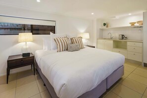 7 bedrooms, iron/ironing board, travel crib, WiFi - Kings Beach Break: Great for Group Getaways (Caloundra Region)