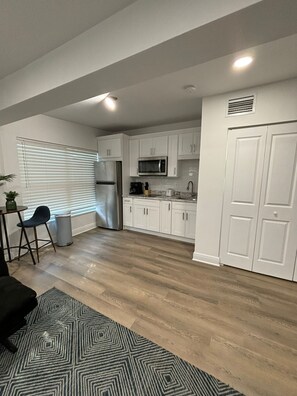 Fridge, microwave, stovetop, dishwasher - Cozy 1 Bedroom Duplex in Central Tampa (Tampa)