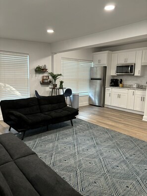 Smart TV - Cozy 1 Bedroom Duplex in Central Tampa (Tampa)