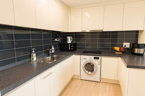 Geladeira, micro-ondas, cooktop, lava-louças