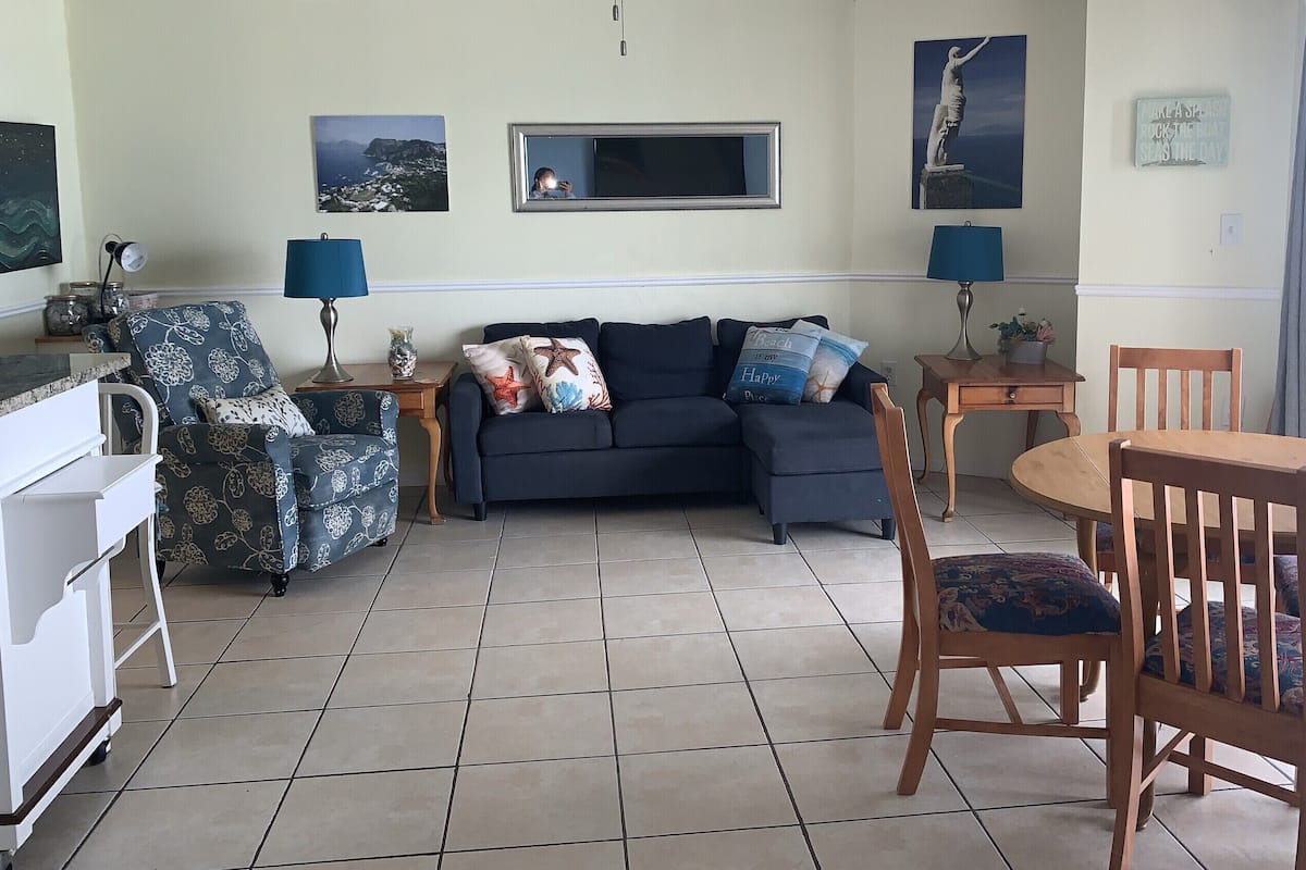 Premier-huoneisto, 1 makuuhuone, parveke, osittainen valtamerinäköala | Olohuone