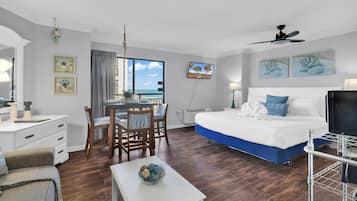 Executive studio, 1 kingsize bed met slaapbank, hot tub, gedeeltelijk uitzicht op oceaan | Woonruimte | Een 50-inch smart-tv met digitale zenders
