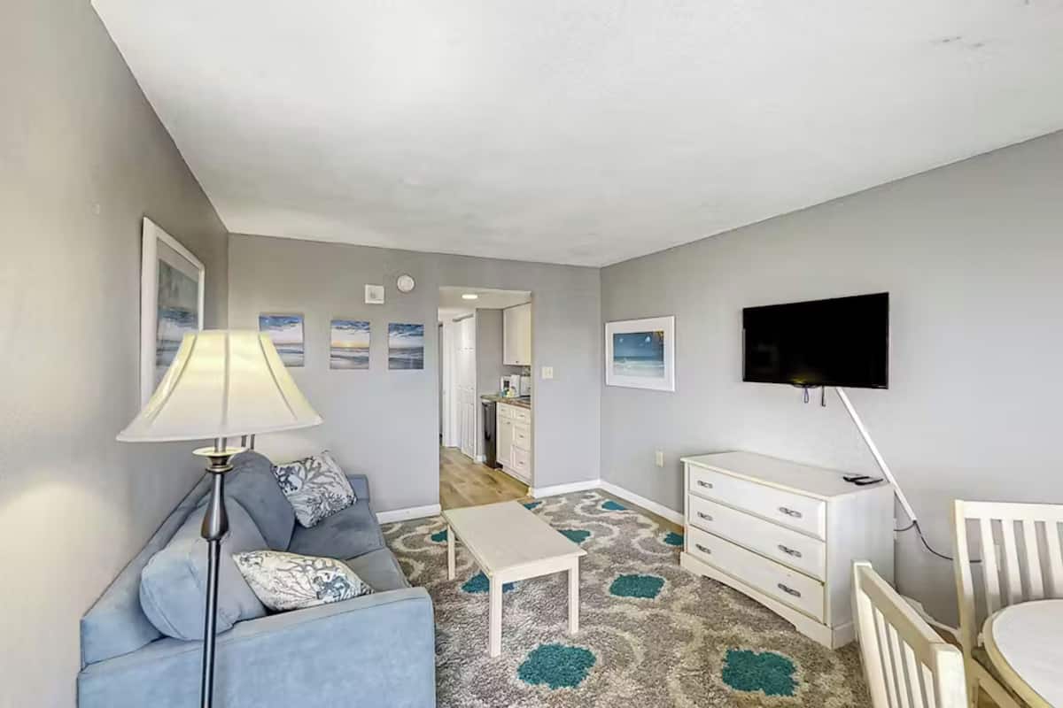 Comfort Condo, 1 Bedroom, Balcony, Partial Ocean View | Living room | 50-inch Smart TV with digital channels