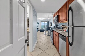 Signature Condo, 1 Bedroom, Balcony, Ocean View | Private kitchen | Fridge, microwave, oven, stovetop - Bluewater Resort Condos (Myrtle Beach)