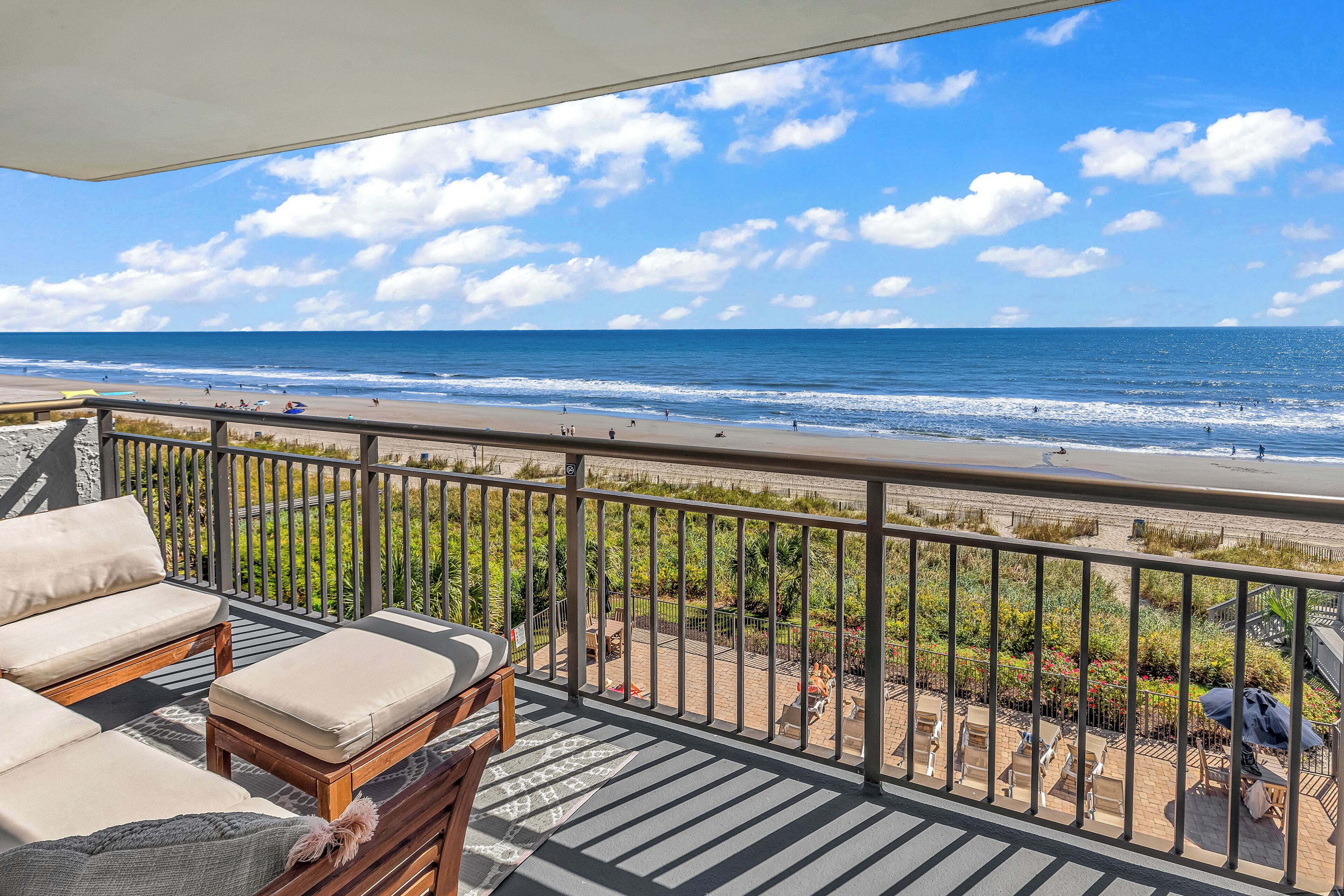 Condo com design assinado, 2 quartos, vista para a praia, ao lado da praia | Vista da sacada