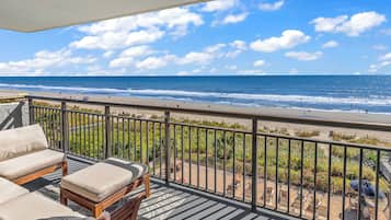 Condo com design assinado, 2 quartos, vista para a praia, ao lado da praia | Vista da sacada