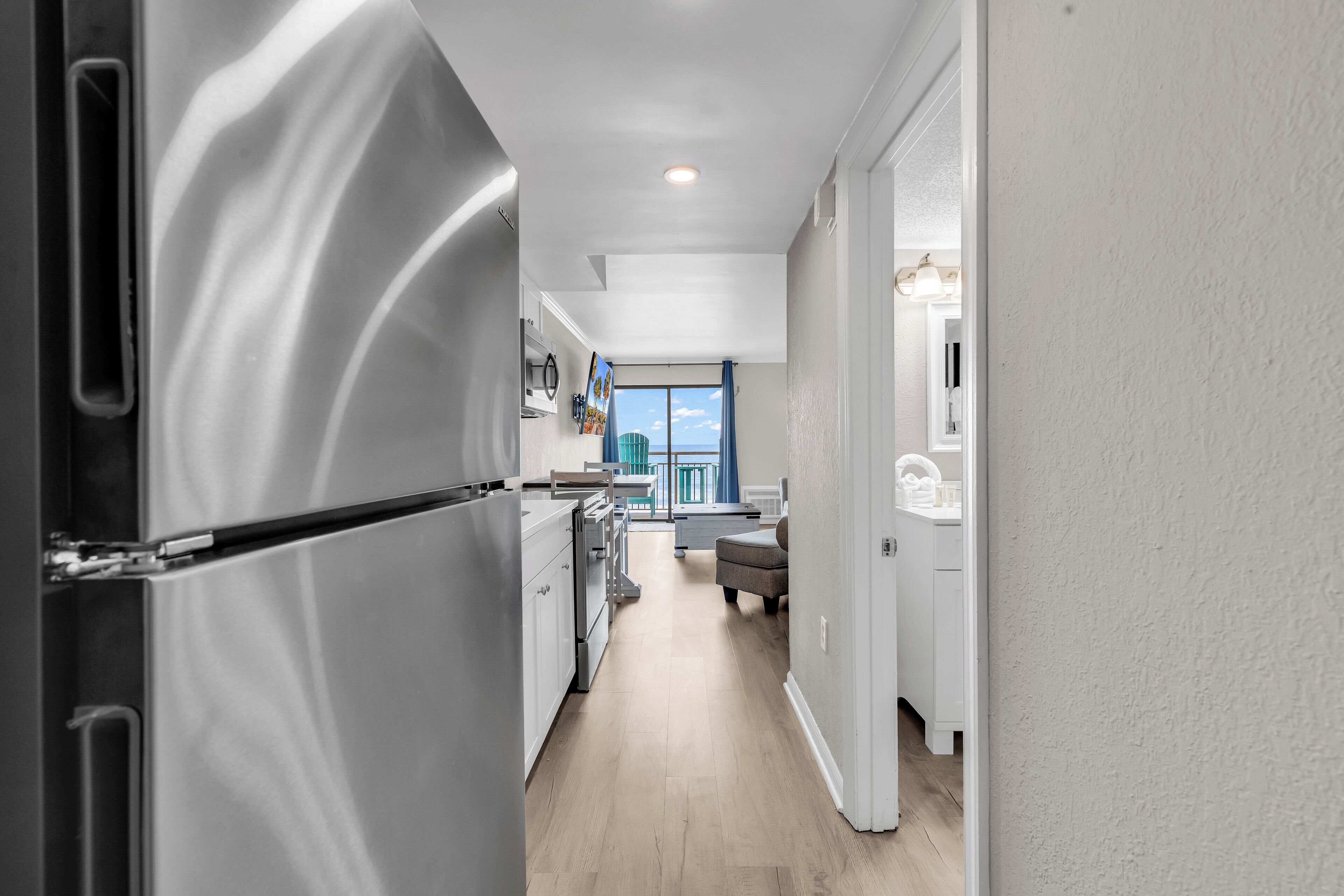 Condo com design assinado, 1 quarto, vista para o oceano, de frente para a praia | Cozinha privada | Geladeira, micro-ondas, fogão, cooktop
