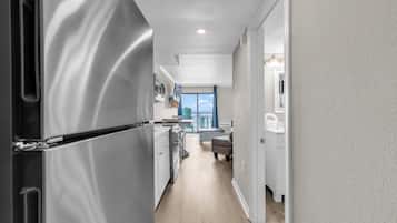Condo com design assinado, 1 quarto, vista para o oceano, de frente para a praia | Cozinha privada | Geladeira, micro-ondas, fogão, cooktop