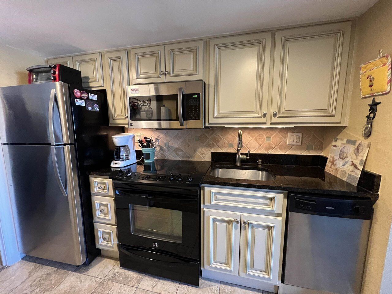 Classic Apartment, 1 King Bed with Sofa bed | Private kitchen | Fridge, microwave, oven, coffee/tea maker