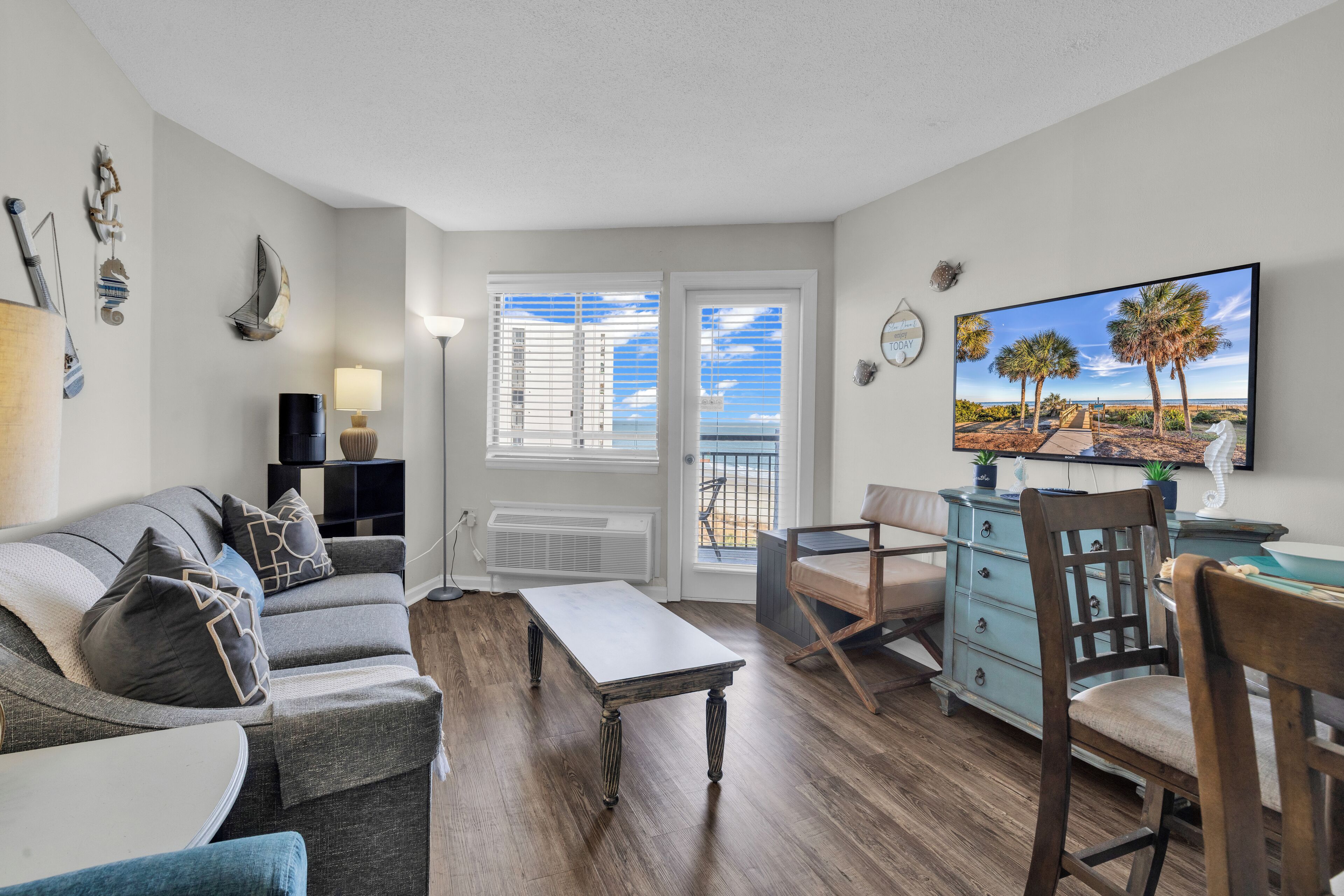 Classic Condo, 1 King Bed with Sofa bed, Hot Tub, Partial Ocean View | Living room