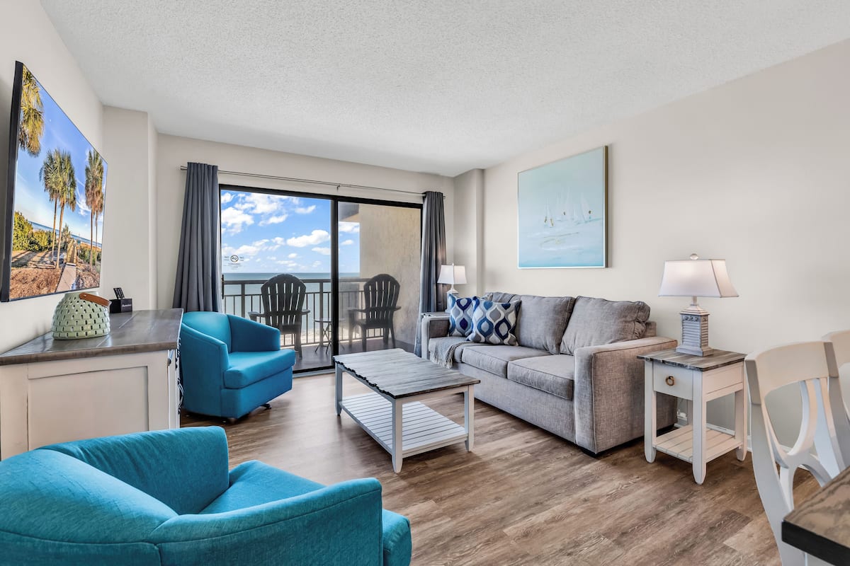 Exclusive Condo, 2 Bedrooms, Balcony, Ocean View | Living room | 50-inch Smart TV with digital channels