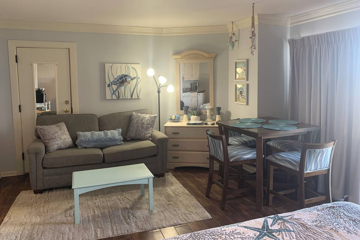 Executive Studio, 1 King Bed with Sofa bed, Hot Tub, Partial Ocean View | Living area