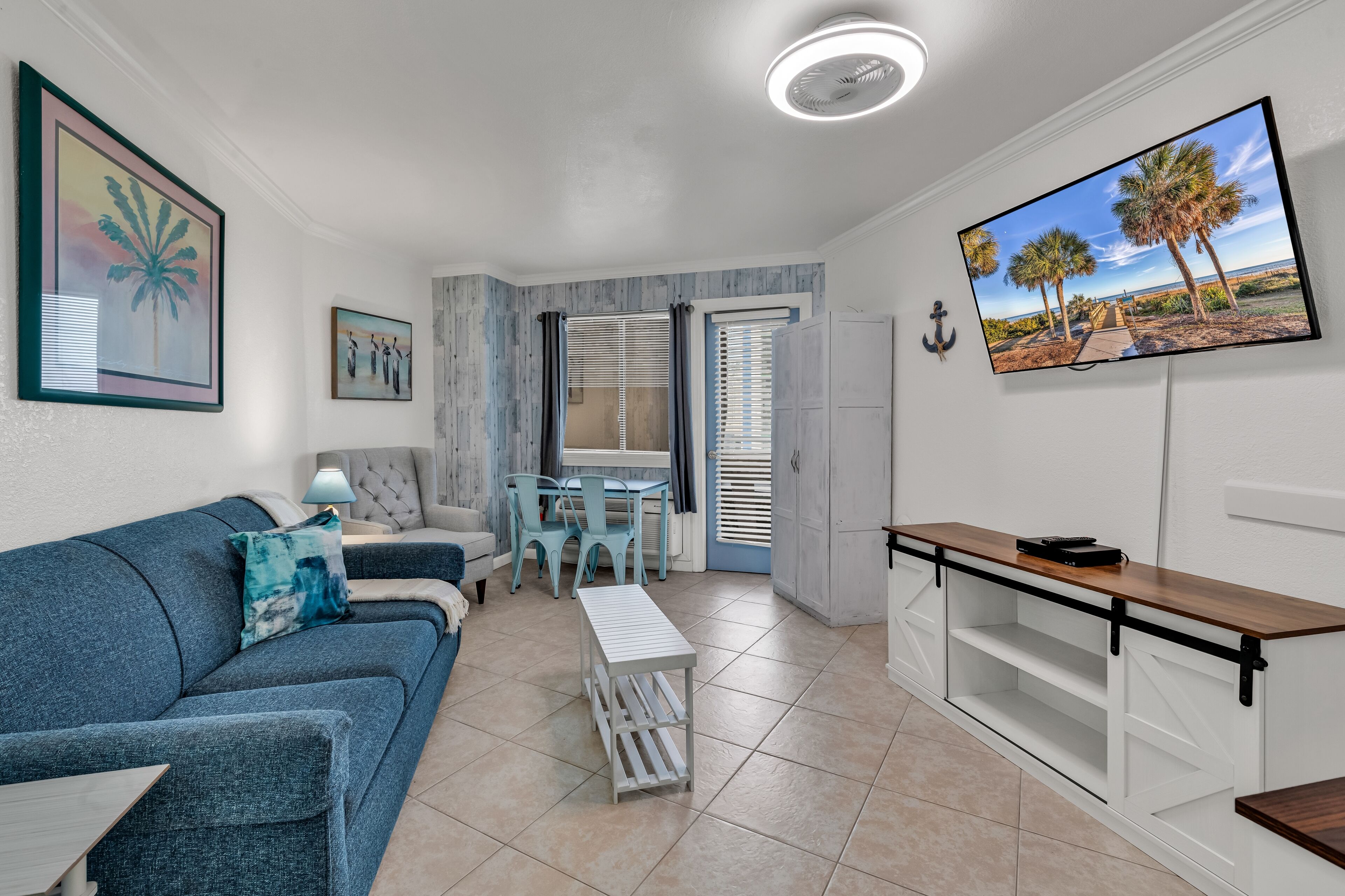 Deluxe Condo, 1 Bedroom, Balcony, Partial Ocean View | Living room