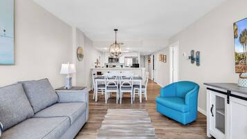 Exclusive-Apartment, 2 Schlafzimmer, Balkon, Meerblick | Wohnzimmer | 50-Zoll-Smart-TV mit Digitalempfang
