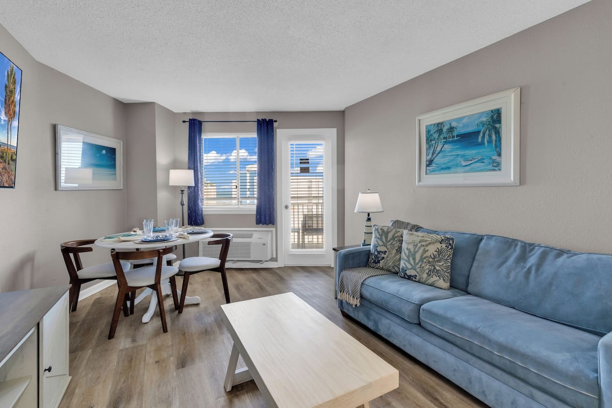 Comfort-lejlighed - 1 soveværelse - balkon - delvis havudsigt | Stue | 50-tommers smart-tv med digitale kanaler