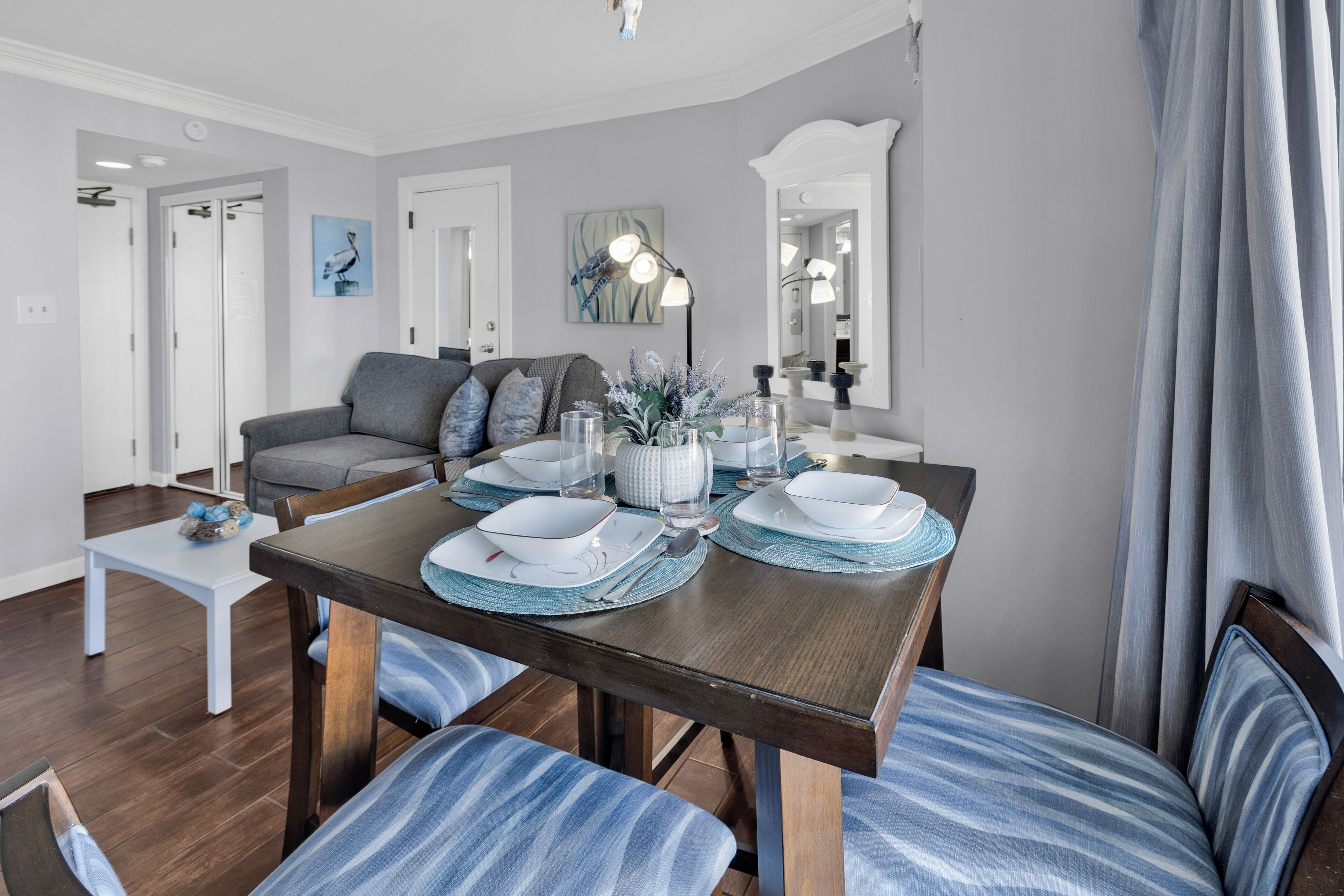 이그제큐티브 스튜디오, 킹사이즈침대 1개 및 소파베드, 온수 욕조, 부분 바다 전망 | 객실 내 식사 공간