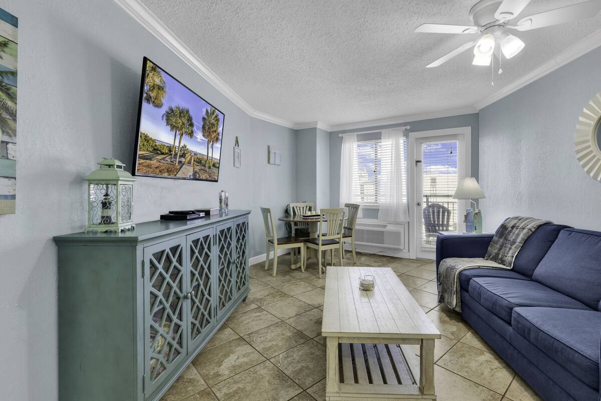 Signature Condo, 1 Bedroom, Non Smoking, Partial Ocean View | Living room | 50-inch Smart TV with digital channels