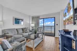 Standaard appartement, 2 slaapkamers, balkon, uitzicht op zee | Woonkamer