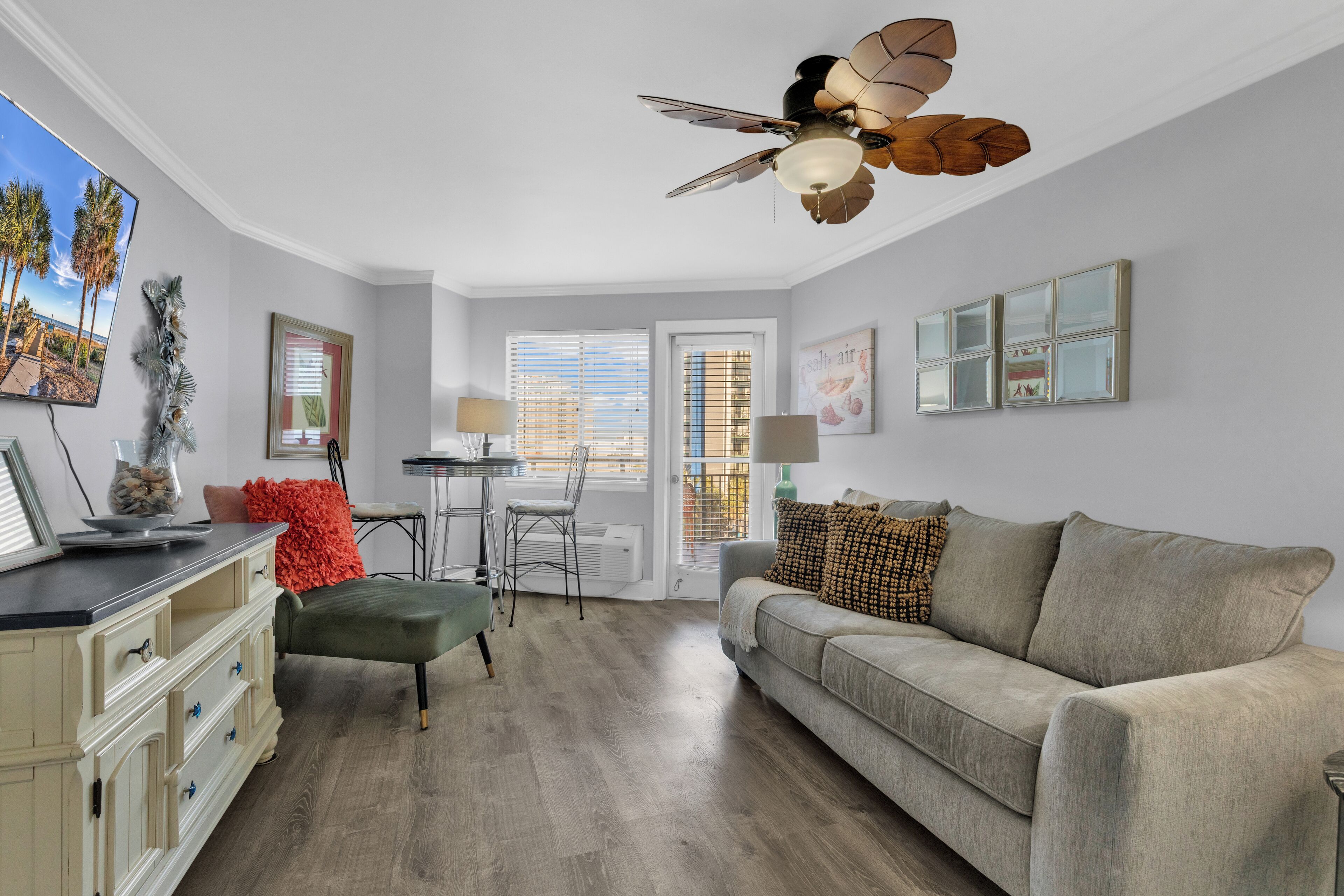 클래식 아파트, 침실 1개, 발코니, 시내 전망 | 거실 | 디지털 채널 시청이 가능한 50인치 스마트 TV