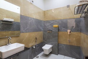 Douche, sèche-cheveux, chaussons, serviettes fournies