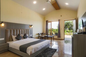 Superior Double Room, Patio, Resort View | Meja, ruang kerja komputer riba, seterika/papan seterika, Wi-fi percuma 