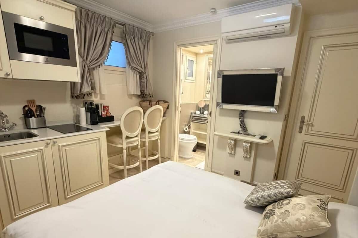 Une chambre d’hôtel équipée d’un lit, d’une télévision, d’un four à micro-ondes et d’un lavabo.
