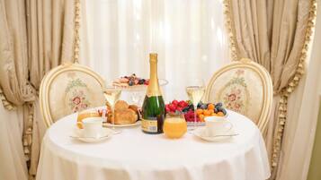 Deluxe Suite Nuits Saint Georges Terrace- Street view | Wohnbereich | 120-cm-Flachbildfernseher mit Kabelempfang