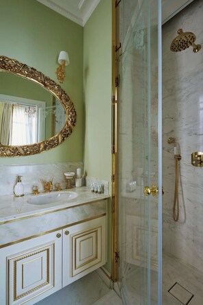 Deluxe Suite Puligny-Montrachet  Balcony/Garden view | Bathroom | Shower, rainfall showerhead, designer toiletries, hair dryer - Maison des Barons (Nice)