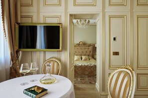 Suite Deluxe | Sala d'estar | Televisor de pantalla plana de 120 cm amb canals per cable 