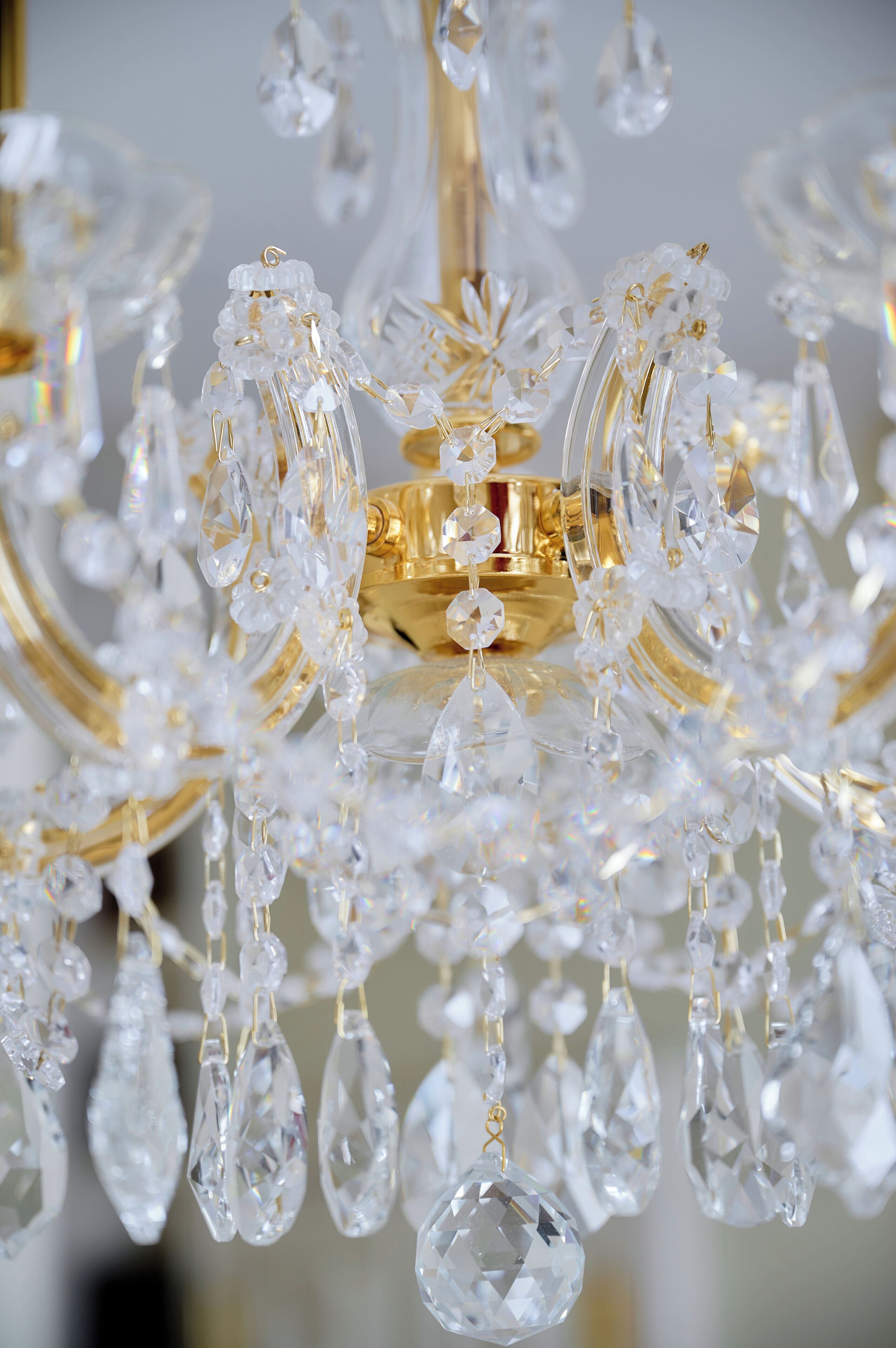 Un candelabro con múltiples detalles de cristal y detalles dorados.