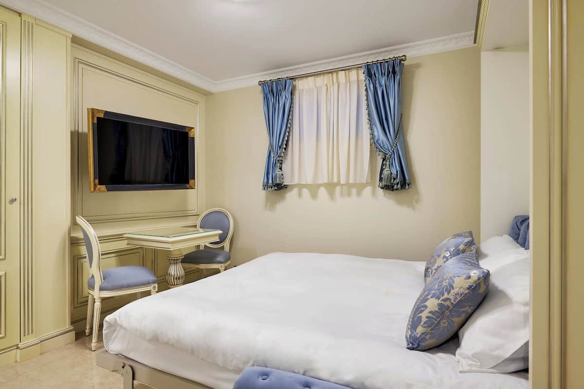 Une chambre à coucher avec un lit, un bureau et une chaise.