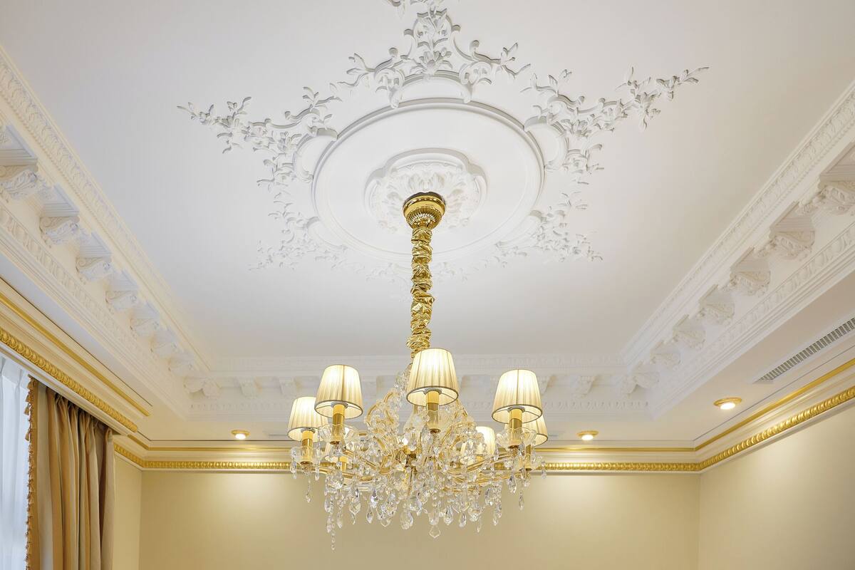 Un lustre doté de plusieurs lampes et orné de décorations en cristal.