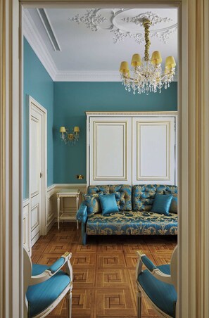 Deluxe tweepersoonskamer | Woonruimte | Een 120-cm flatscreentelevisie met kabelzenders