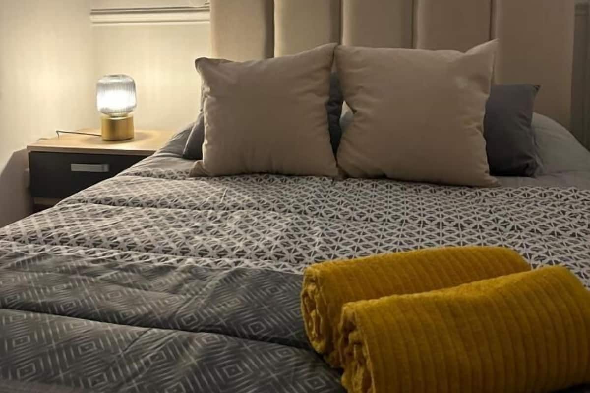Luxury Room, 1 Queen Bed, Non Smoking, City View | Free WiFi, bed sheets