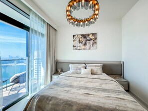 Luksusleilighet, 2 soverom, sjøutsikt, ved strandkanten | 2 soverom, safe på rommet, blendingsgardiner og strykejern/-brett