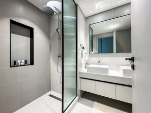 Luksusleilighet, 2 soverom, sjøutsikt, ved strandkanten | Bad | Tøfler