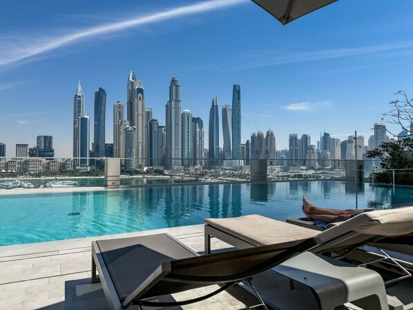 Outdoor pool - High floor Panoramic 2BR & Private Beach (Dubai)