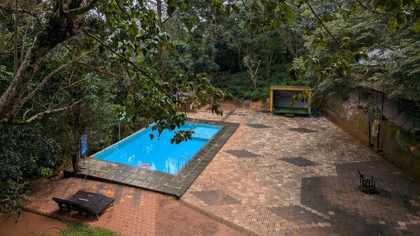 حمام سباحة خارجي