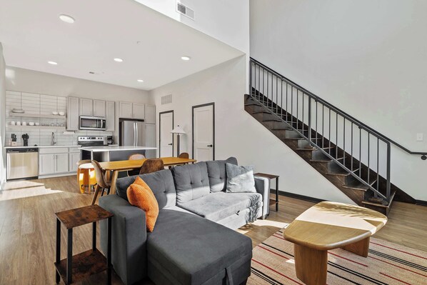 TV, offices - CozySuites Mass with parking, lounge & roof deck #23 (Indianapolis)