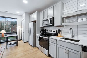 Frigorífic, microones, forn i placa de cuina 