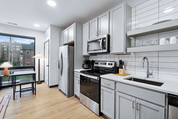 Refrigerador, microondas, horno y parrilla de estufa