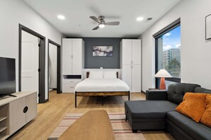 Escriptori, planxa i posts de planxar, wifi i roba de llit 