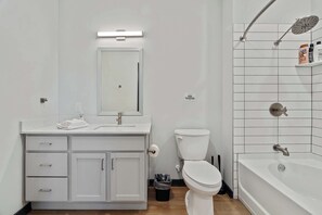 Ducha, secador de pelo, toallas