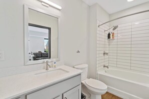 Ducha, secador de pelo y toallas