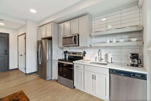 Frigorífico, microondas, horno y placa de cocina