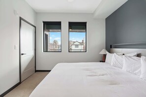 1 dormitorio, escritorio, tabla de planchar con plancha y wifi