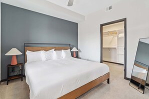 1 dormitorio, escritorio, tabla de planchar con plancha y wifi