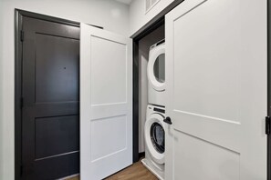 Interior - CozySuites Mass with parking, lounge & roof deck #33 (Indianapolis)