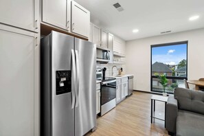 Fridge, microwave, oven, stovetop - CozySuites Mass with parking, lounge & roof deck #33 (Indianapolis)