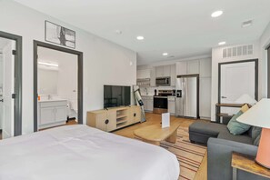 Escrivaninha, ferros/tábuas de passar roupa, Wi-Fi, roupa de cama